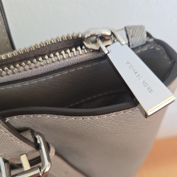🩶 Michael Kors Light Gray Voyager Large Tote Silver Hardware - Picture 3 of 16